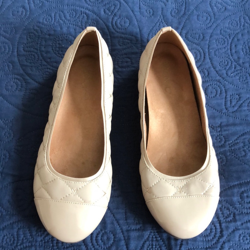 Light tan flats. Size 9. Only worn a few times.